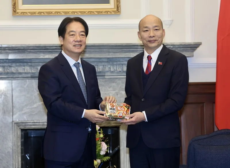 總統賴清德、副總統蕭美琴上午在總統府接見慶賀團成員，總統與韓國瑜分別致詞後，賴清德並致贈保溫瓶與暖暖包等紀念品給韓國瑜及訪團成員。中央社