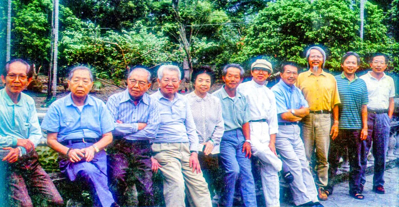 關西范朝燈教子有方，「十子登科」家喻戶曉，1997年《客家》雜誌第87期曾深入報導。范朝燈、陳對妹夫婦生「10龍1鳳」，左起依序是光霖、光宇、光宙、光遠、翠霞、光銘、光煥、光燿、光棣、光群、光兆。何來美翻攝自《客家》雜誌封面。
