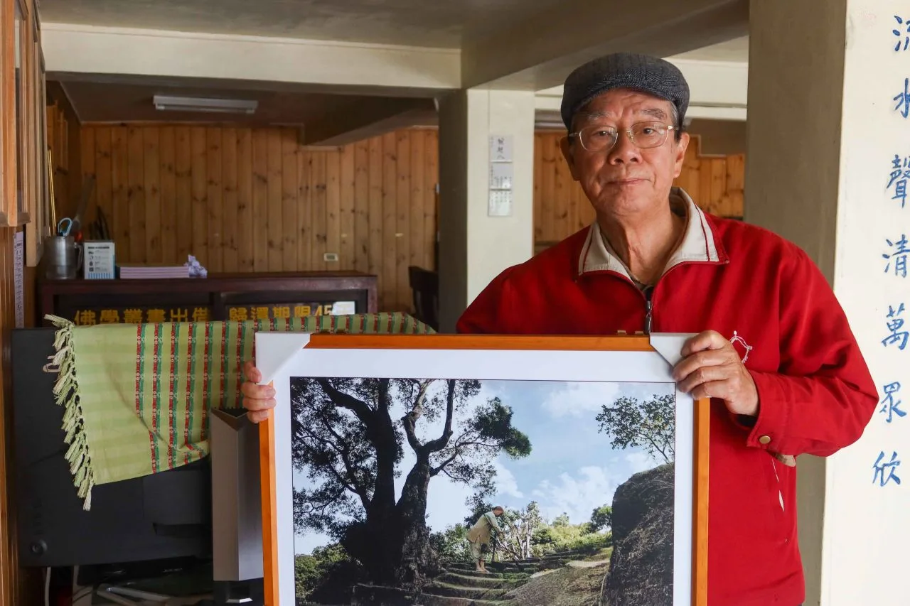 陳雲錦老家在頭屋石觀音寺附近，父親陳傳福有年因籌不到學費到寺內商借香油錢，要求兒子學成加倍回報，陳雲錦對石觀音寺也心懷感恩，給寺廟拍攝記錄了很多精彩作品。何來美攝