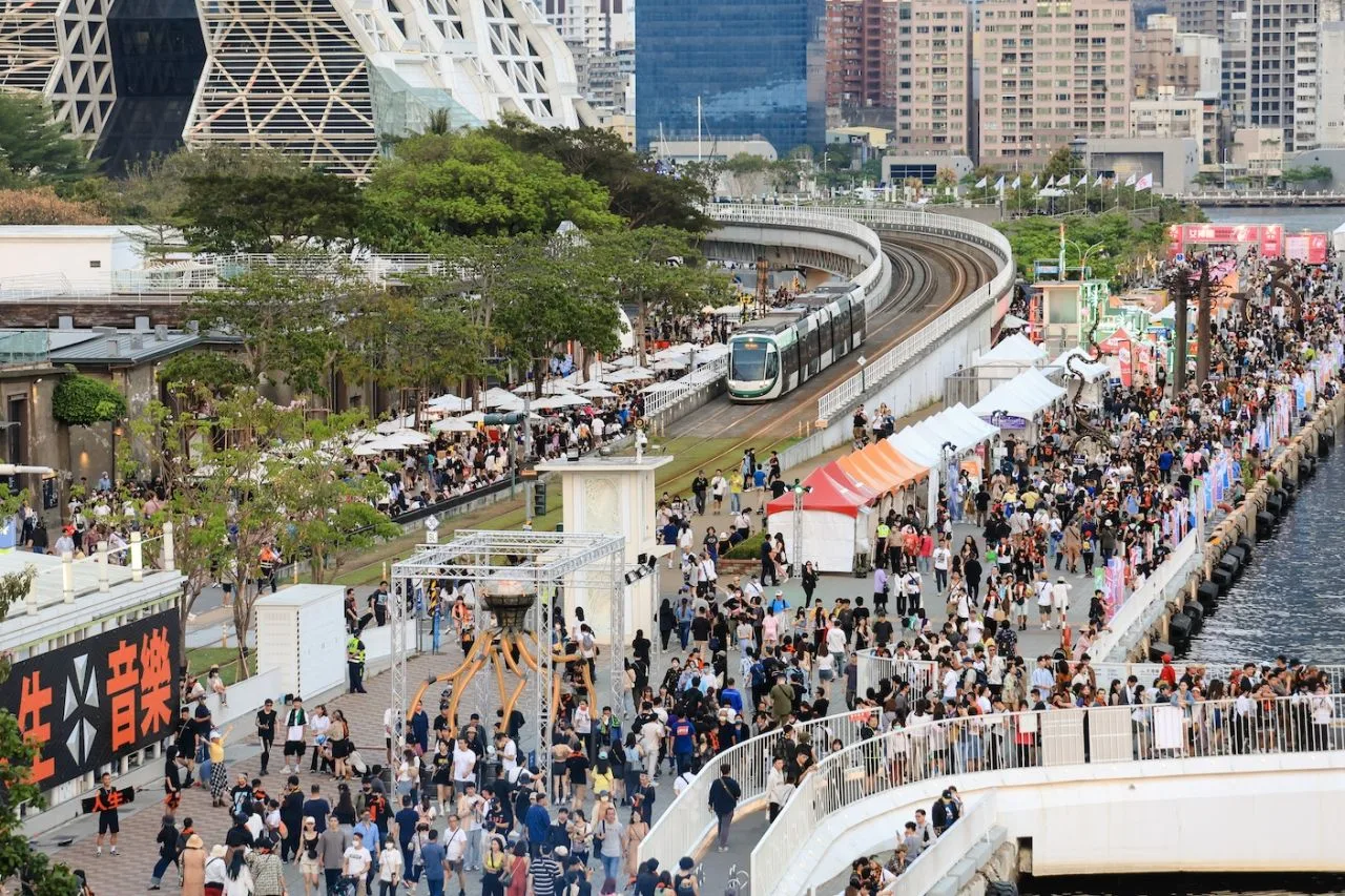 大港開唱每年湧入十幾萬樂迷,客委會去年補助200萬元,除讓客語歌手登台外,現場還有客家市集及各種宣傳客家文化的攤位。翻攝陳其邁臉書