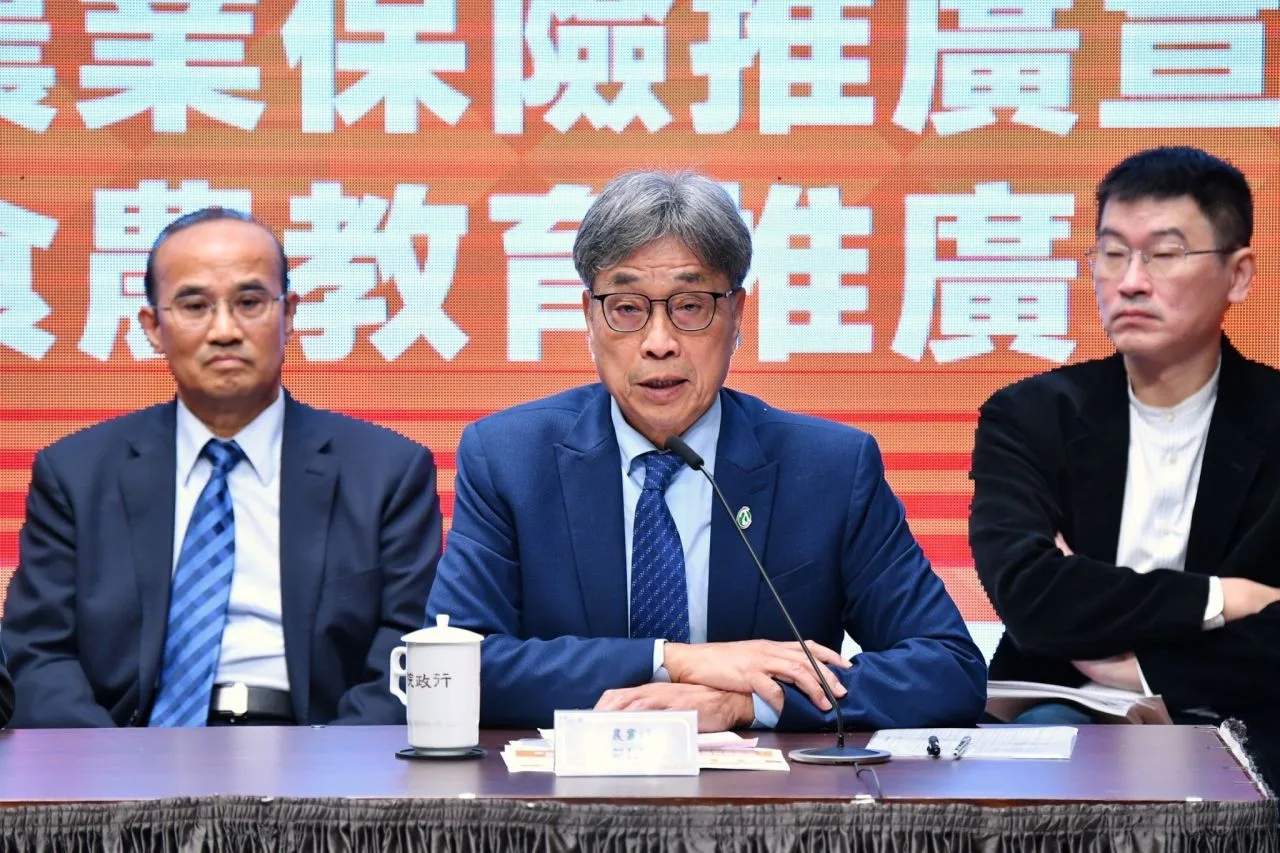 農業部長陳駿季今天表示，經費遭大幅刪減，嚴重影響媒體宣傳、業務費及國內、外差旅費，將無法運作，農民團體已發聲抗議，呼籲立法院理性審查，守護農民、農村及食品安全。行政院提供