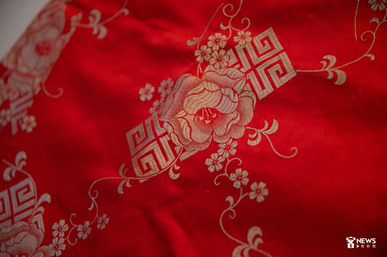 嫁衣上的刺繡工藝精湛。洪俊傑攝