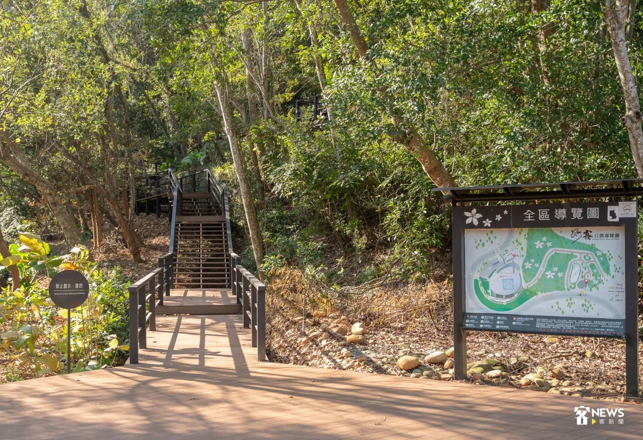 臺灣客家文化館好客公園步道,建議著適合健走的鞋子造訪。洪俊傑攝