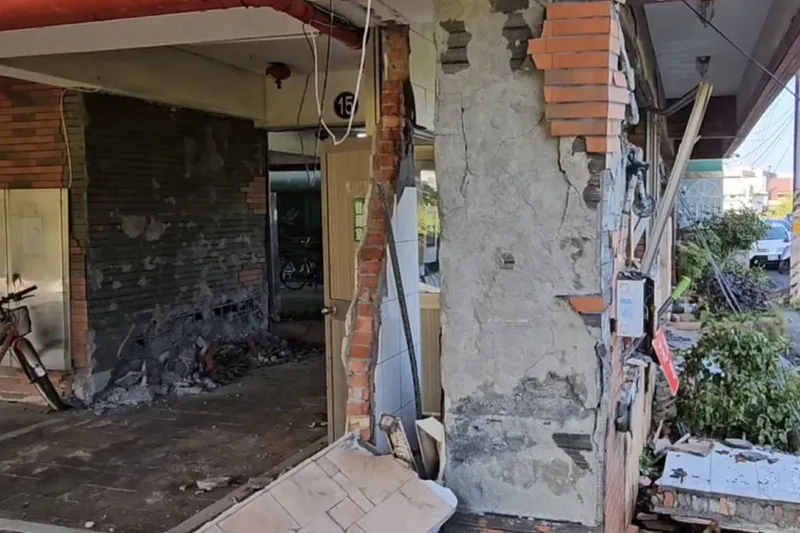 台南玉井區仁愛街一處6層樓住宅大廈在21日凌晨地震後，出現1樓梁柱及牆面受損情況，大樓共30戶住戶暫時疏散他處安置。中央社