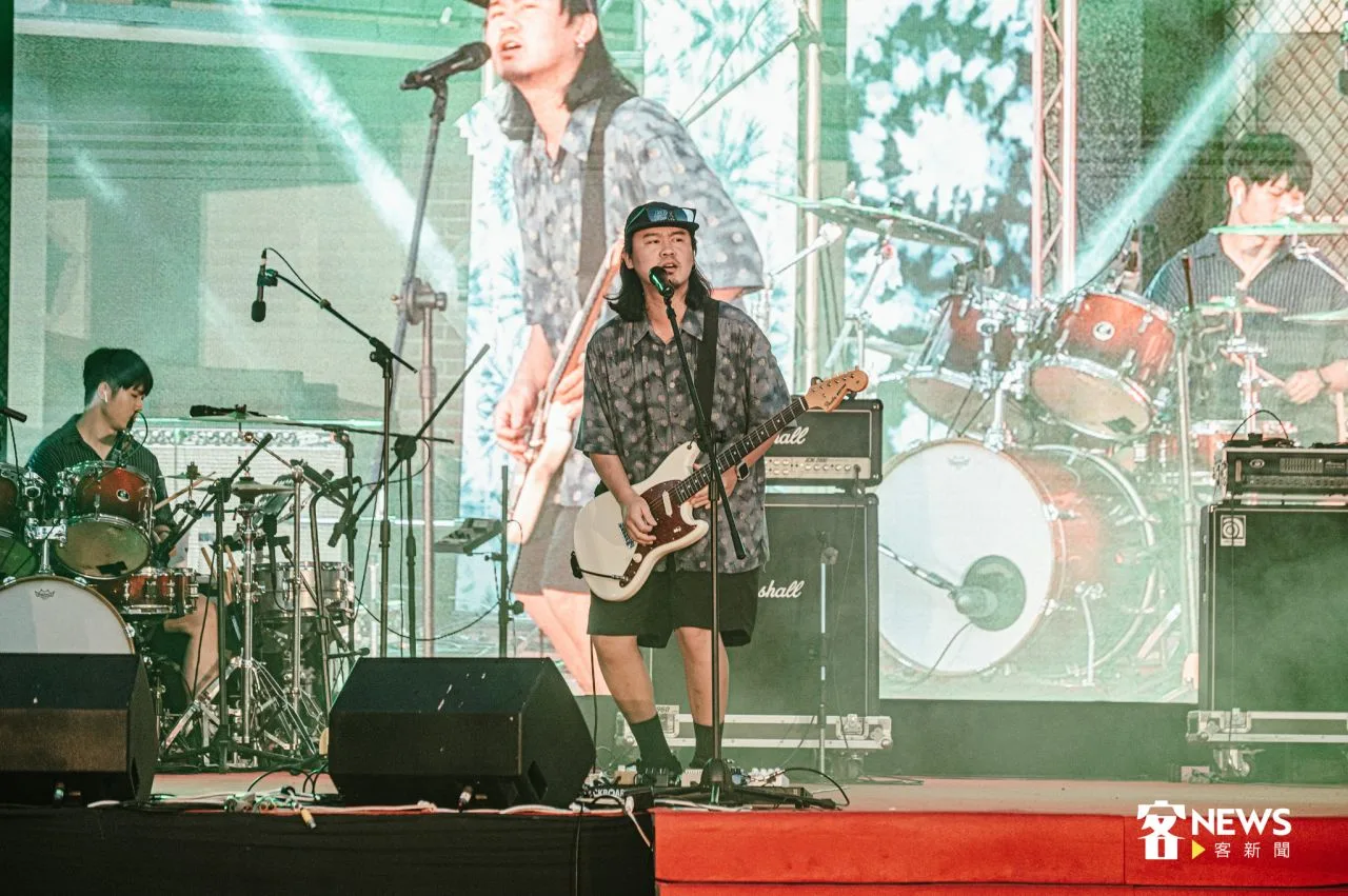 對粹垢主唱賴尚群（阿倫）來說，客家歌曾經是「俗」的代名詞，與他聽的音樂世界毫無交集。洪俊傑攝