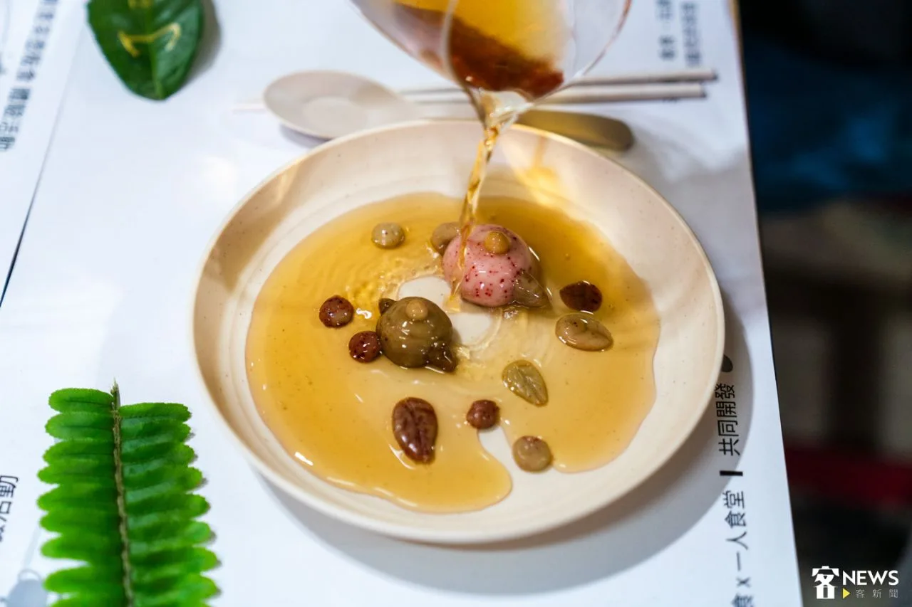蒸好的茶壺粄食澆上紅茶茶湯。朱愷元攝