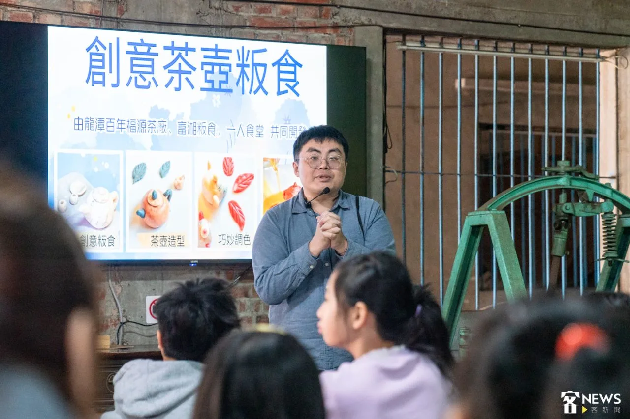 活動講師、富湘粄食老闆王湘仁介紹製作流程，包括揉粉成糰、調色、捏製造型、蒸粄，最後進行擺盤並澆上茶湯。朱愷元攝