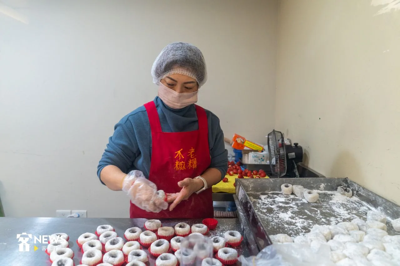 除了傳統的粢粑,還有販賣改良式「大福」,搭配鮮甜的草莓,深受顧客喜愛。宋佩遙攝