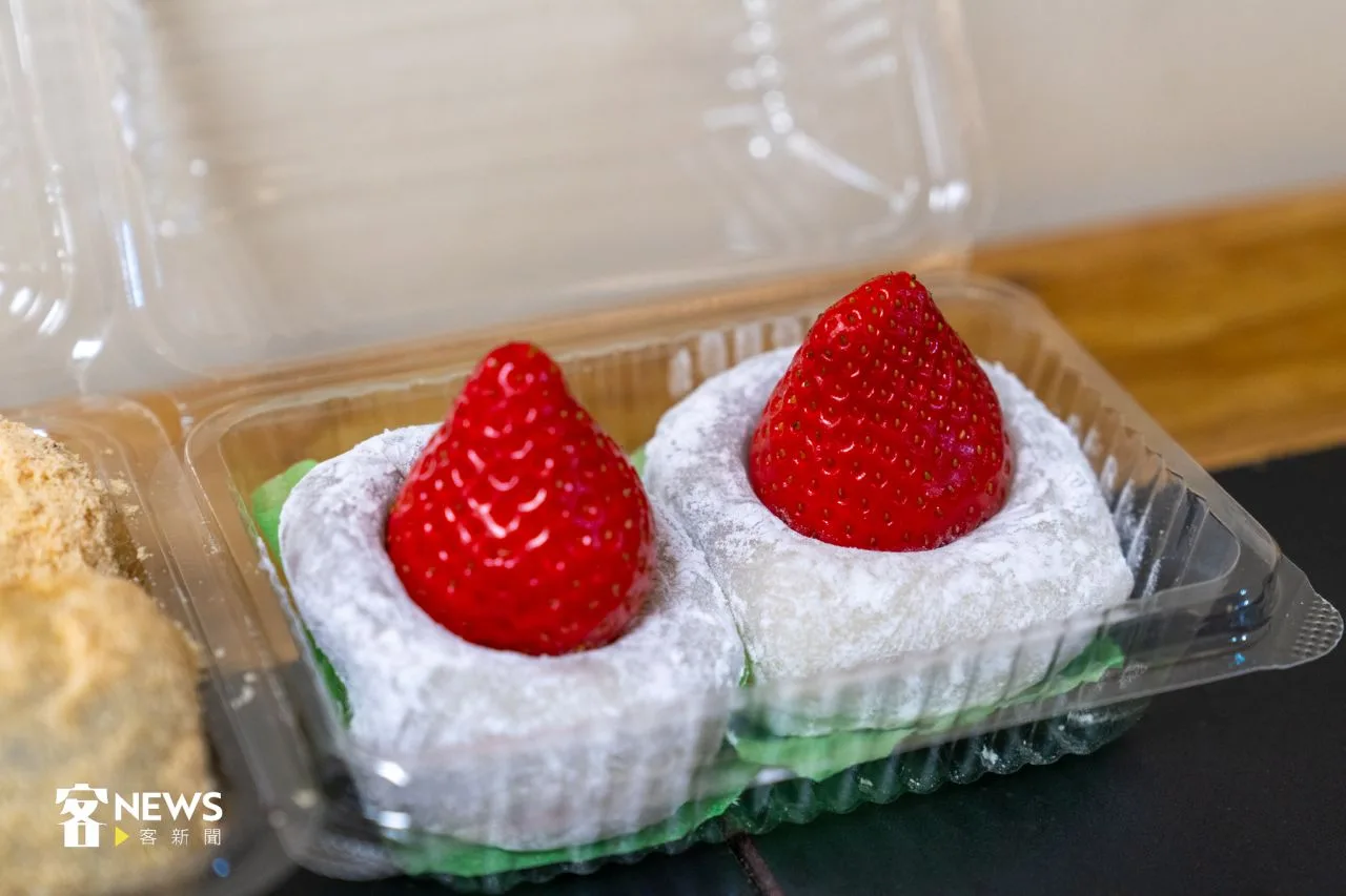 除了傳統的粢粑,還有販賣改良式「大福」,搭配鮮甜的草莓,深受顧客喜愛。宋佩遙攝