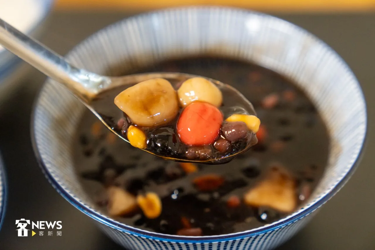 冬天必點燒仙草,配料豐富,燒仙草滑順清甜,吃完一碗會非常有飽足感。宋佩遙攝