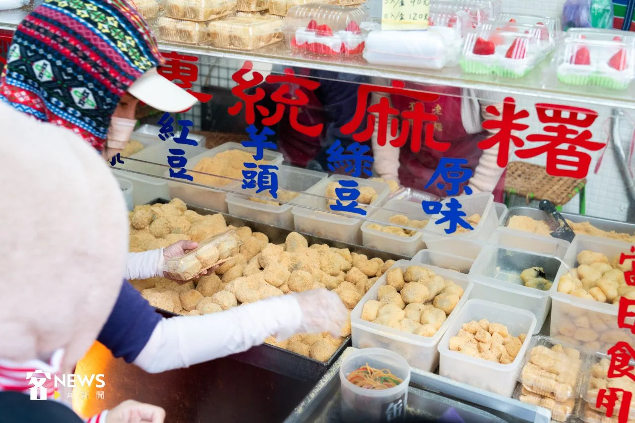 店家每天用到6、7百公斤的西螺圓糯米製作粢粑,主打裡面包芋頭、紅豆、綠豆等餡料,是非常驚人的銷售量。宋佩遙攝