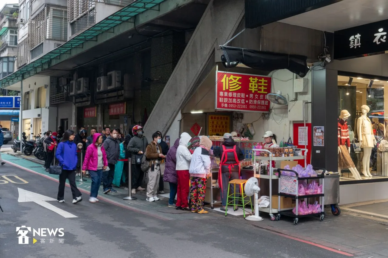 佔地不到1坪的小攤,每天中午11點起營業,顧客永遠大排長龍。宋佩遙攝
