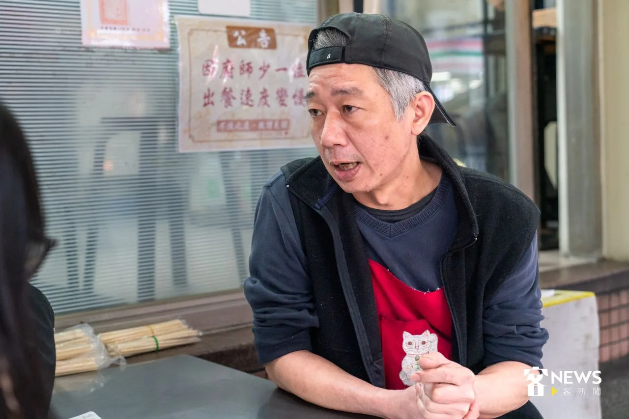 蕭志華老闆是高雄美濃客家人，跟著爸爸媽媽北上居住開店，他是第二代接手繼續傳承爸媽的好味道。宋佩遙攝