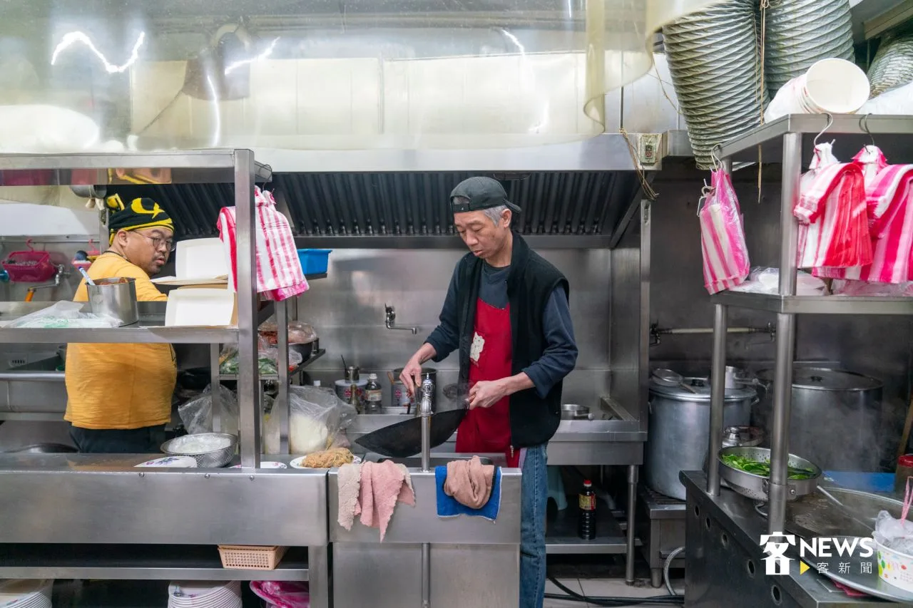 蕭志華老闆是高雄美濃客家人，跟著爸爸媽媽北上居住開店，他是第二代接手繼續傳承爸媽的好味道。宋佩遙攝
