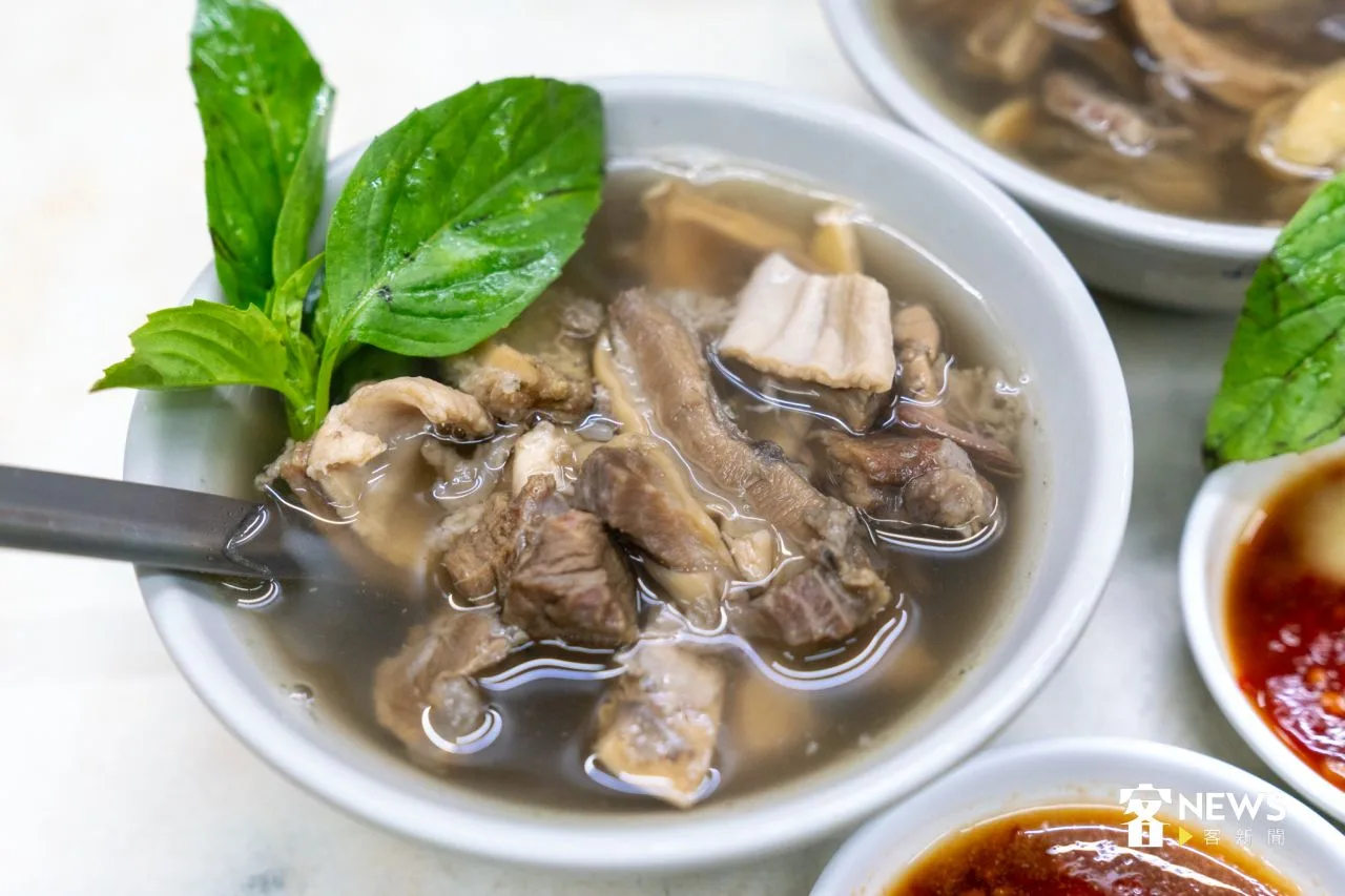 蕭家牛雜湯頭有著淡淡的中藥香氣，湯底非常清徹不油膩，配料豐富，小小一碗大大滿足。宋佩遙攝