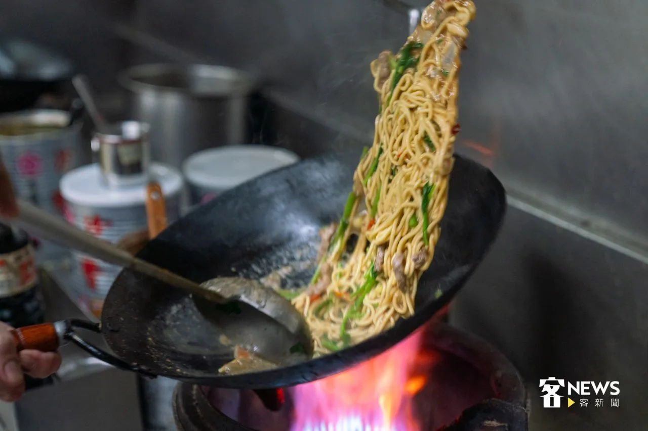 牛肉炒麵份量十足，大火快炒油麵，火候掌握適中，濃郁的沙茶搭配牛肉，香氣十足讓人食指大動。宋佩遙攝
