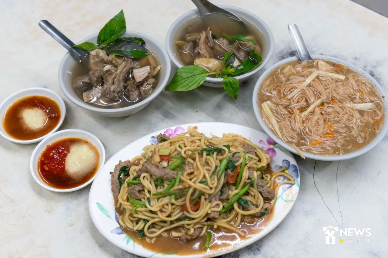 一碗牛雜湯加一份牛肉炒麵，這是很多老饕的吃法，會直接向老闆喊「一套」。宋佩遙攝