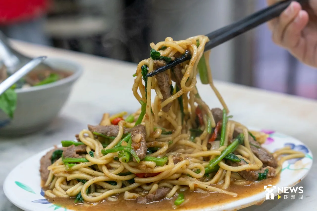 牛肉炒麵份量十足，大火快炒油麵，火候掌握適中，濃郁的沙茶搭配牛肉，香氣十足讓人食指大動。宋佩遙攝