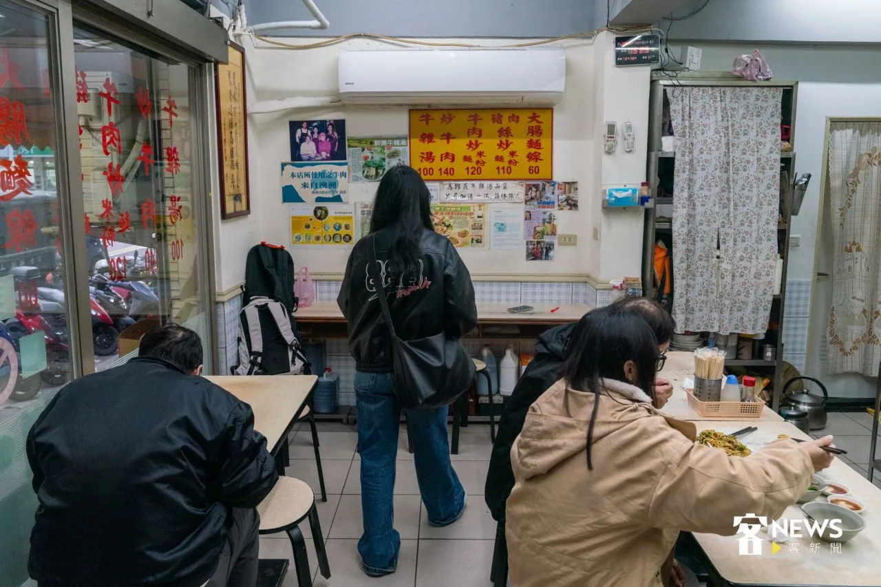 1985年開始在社區內新東街開業的「蕭家牛雜湯」，小小的店面，客人絡繹不絕。宋佩遙攝