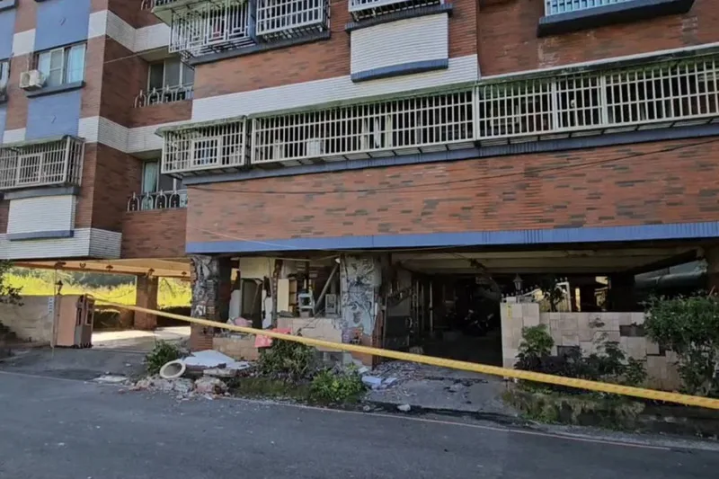 台南玉井區仁愛街一處6層樓住宅大廈在21日凌晨地震後，出現1樓梁柱及牆面受損情況，大樓共30戶住戶暫時疏散他處安置。中央社