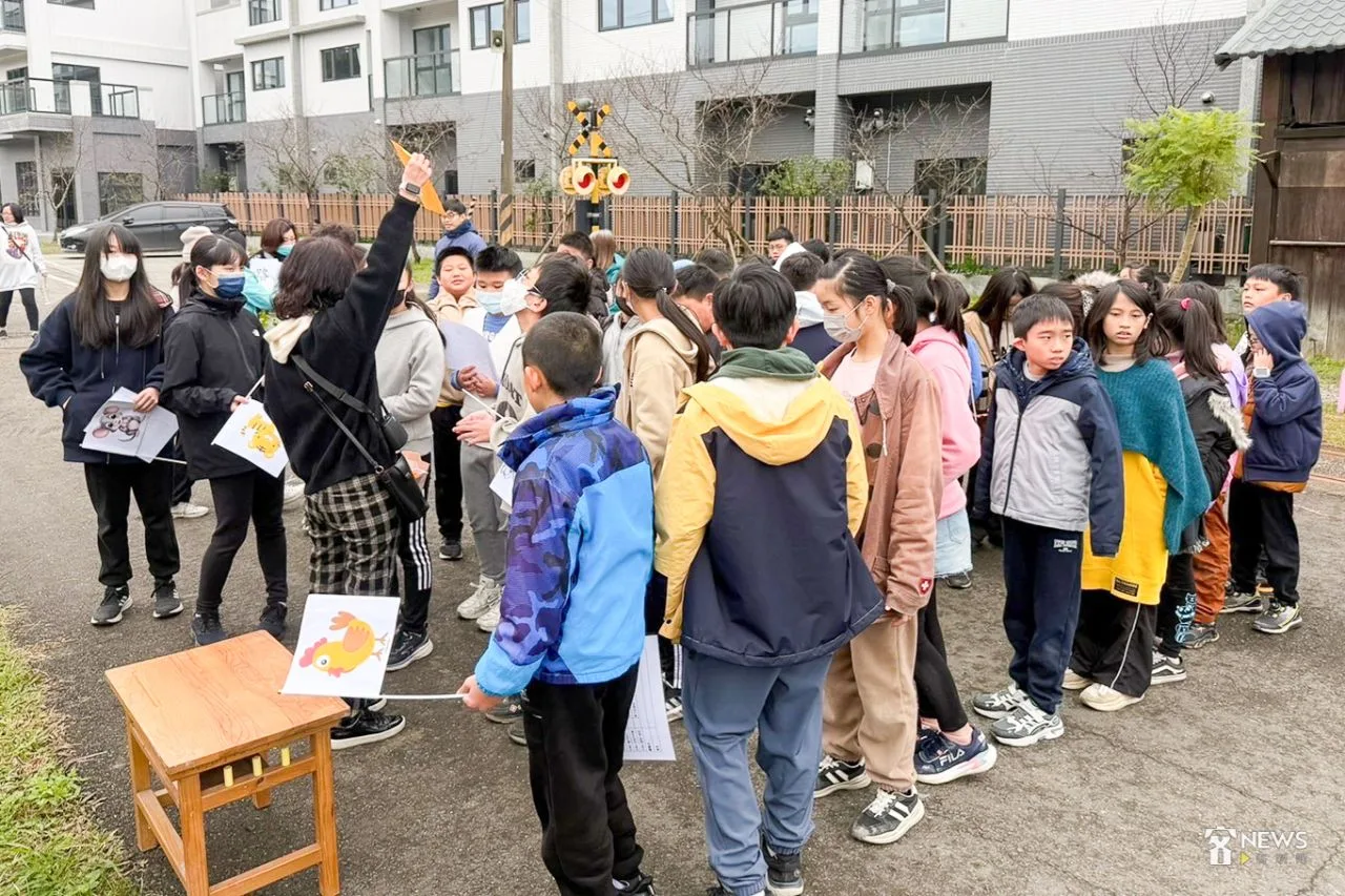 憲明國小的校長及師生走出校門,至離校區不遠處的天送埤車站進行在地文化及客語遊戲。彭琦倩攝
