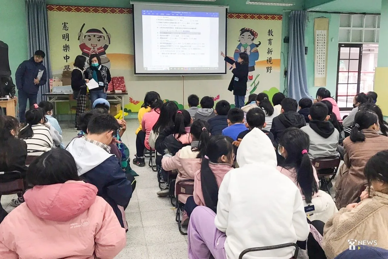 張淑貞老師介紹寒假作業問卷。彭琦倩攝