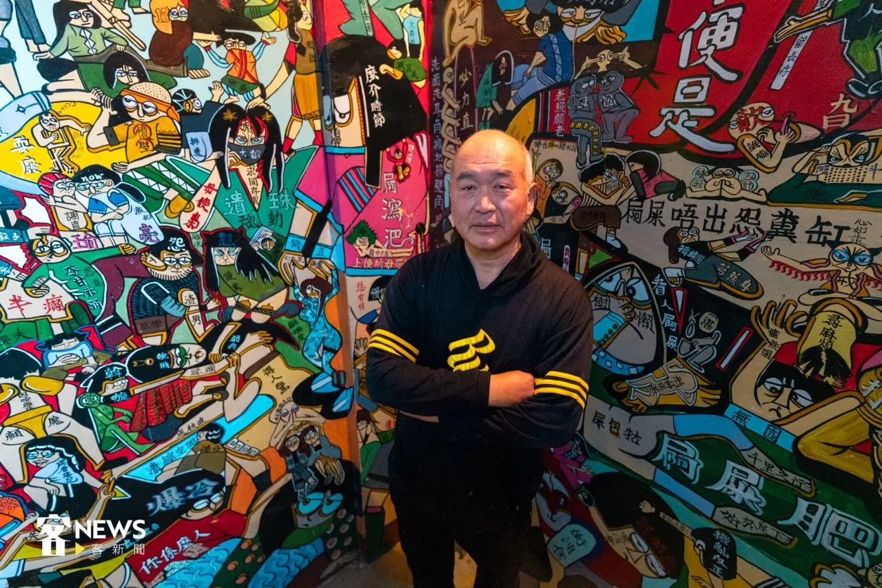 素人藝術家吳尊賢描繪出人生百態、客家文化。宋佩遙攝