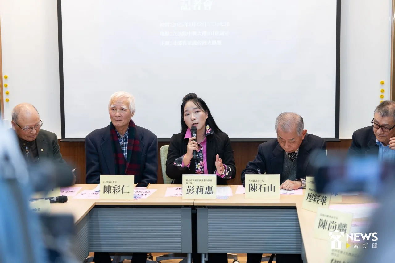 客家社團串聯,召開記者會抗議在野黨亂刪預算。宋佩遙攝