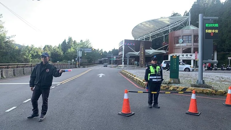 阿里山國家森林遊樂區入口處設有LED訊息看板即時提供園區內車位資訊。林保署嘉義分署提供