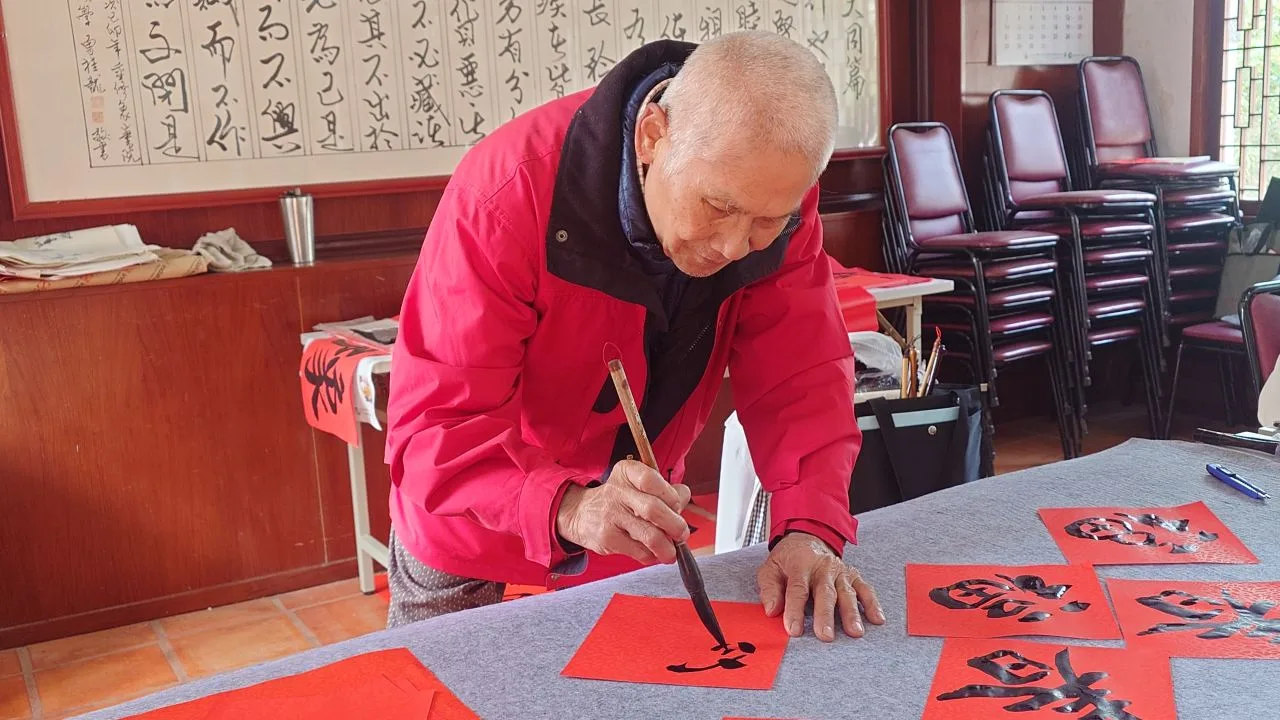頭屋鄉象山書院每年春節大年初一都舉辦新春開筆活動,圖為今年象山書院理事長邱玉麟現場揮毫。何來美攝