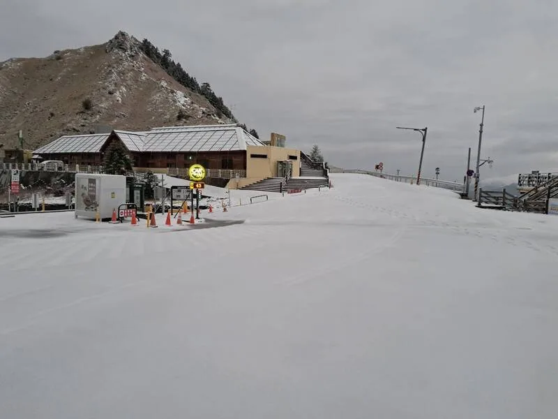 松雪樓人員積雪約3.5公分。林業及自然保育署南投分署提供