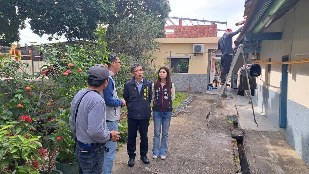 台南市客委會主委陳新裕（右2）一行人至江家聚落勘災。台南市客委會提供
