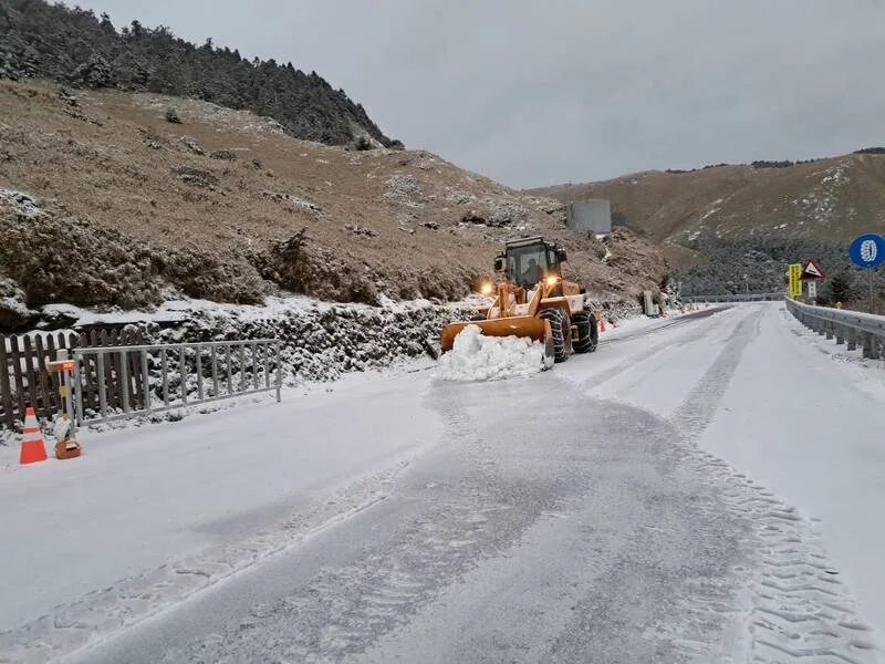 公路局一早派鏟雪車在台14甲線清除積雪。林業及自然保育署南投分署提供