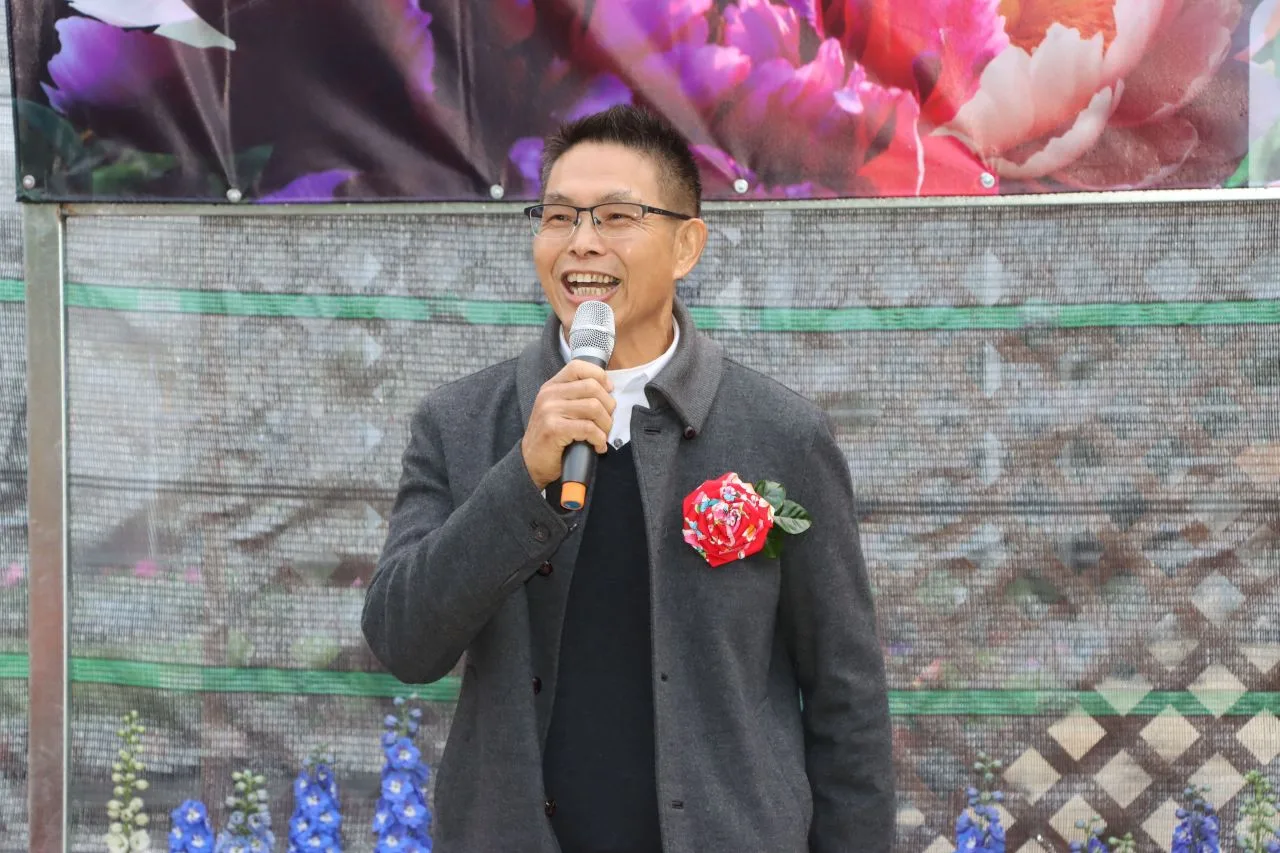 花露休閒農場場長陳基能，說明牡丹花的特色。苗栗縣政府提供