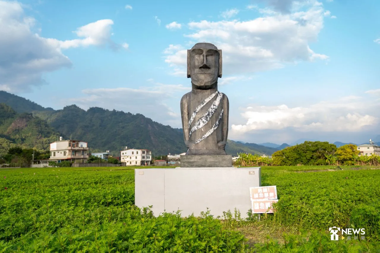 花海裝置藝術之一「遇見摩艾」，民眾可以在牛角灣花區看到摩艾像。洪藝晅攝