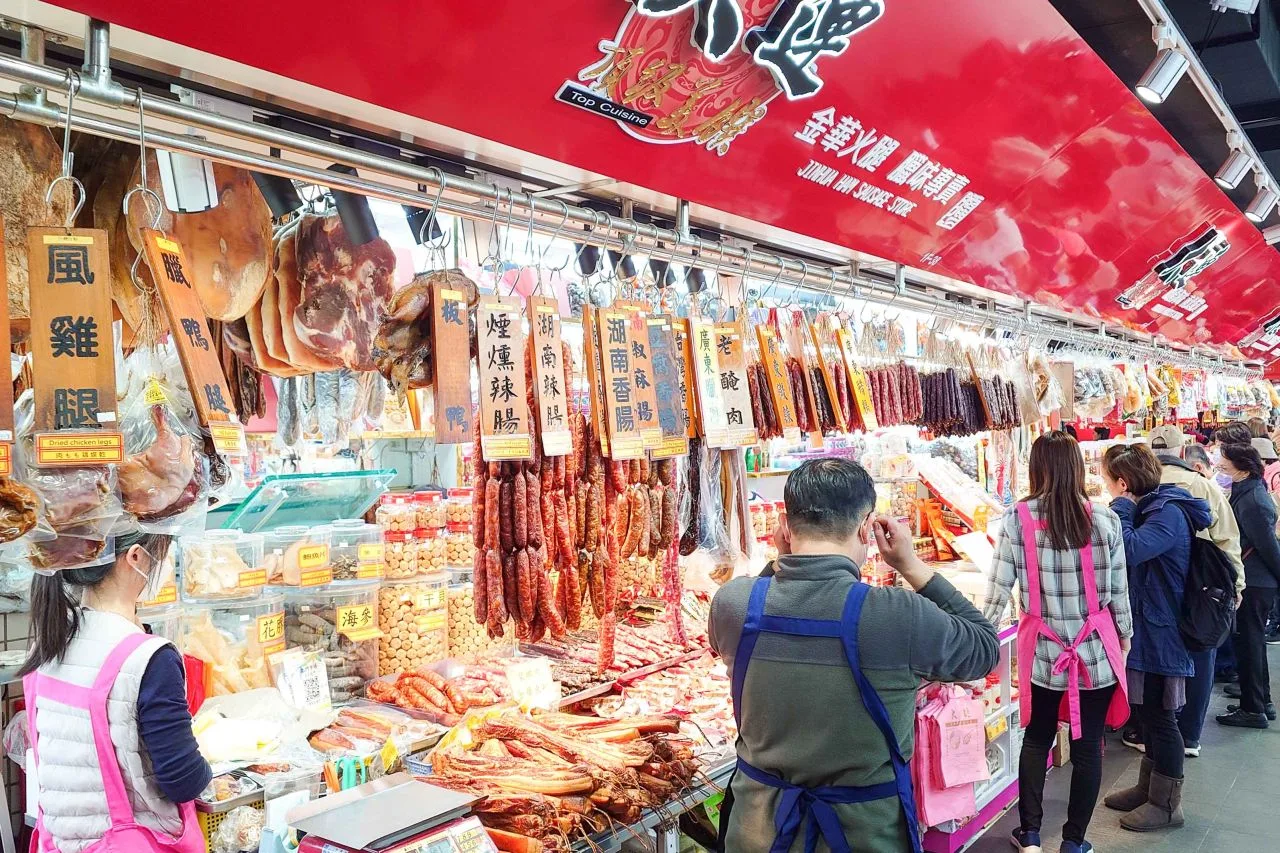 台灣省籍、族群融合,飲食文化多元,各地、各種臘肉、臘腸應有盡有,圖為台北市南門市場的臘味攤。何來美攝