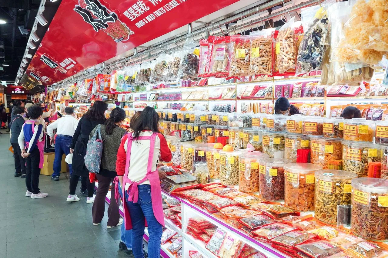 台北市南門市場的年貨糖果豐富多樣,物阜年豐。何來美攝