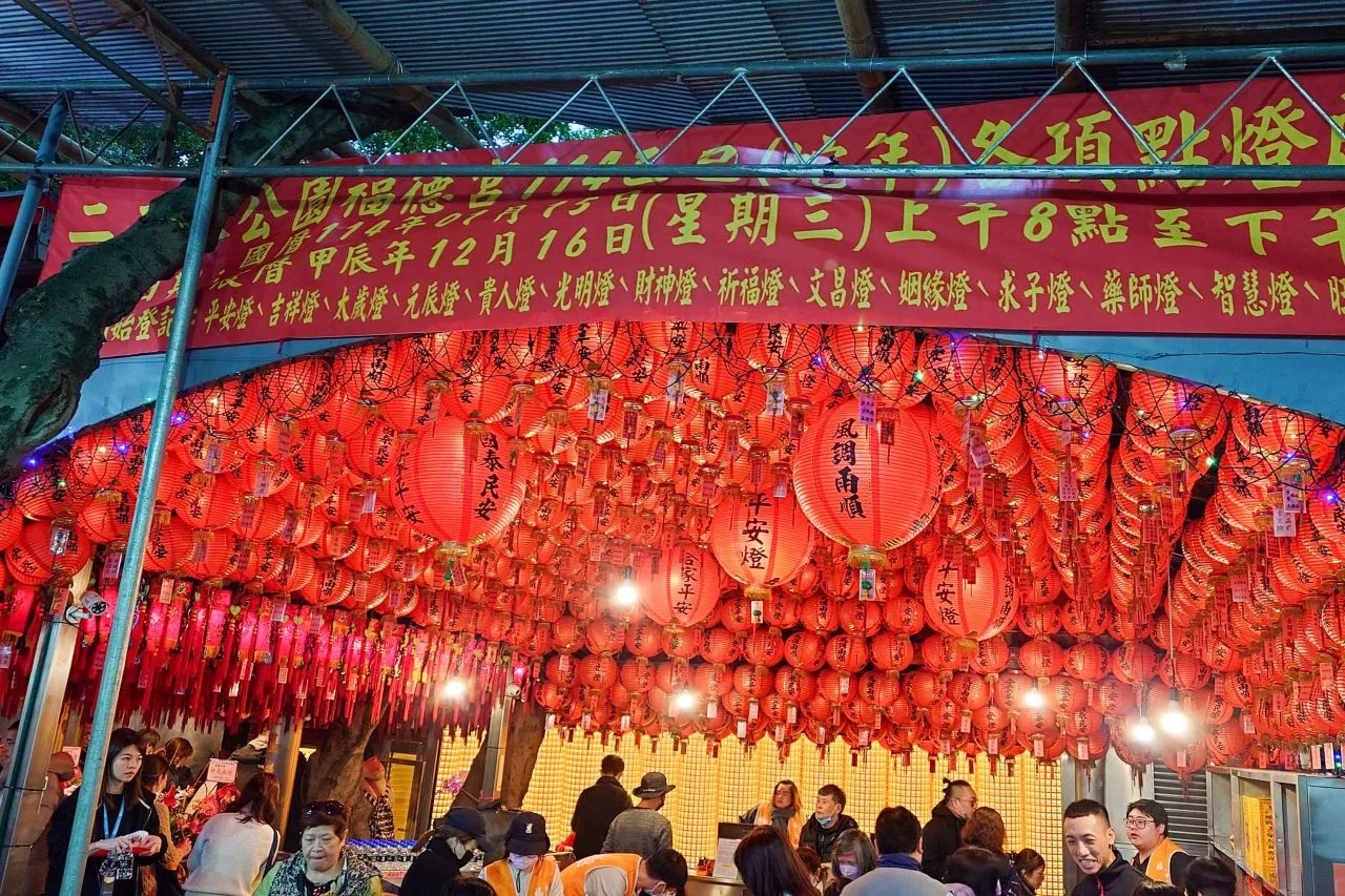 過年各地寺廟大都辦理穰燈祈福登記,圖為台北市二二八公園福德宮的穰燈景象。何來美攝