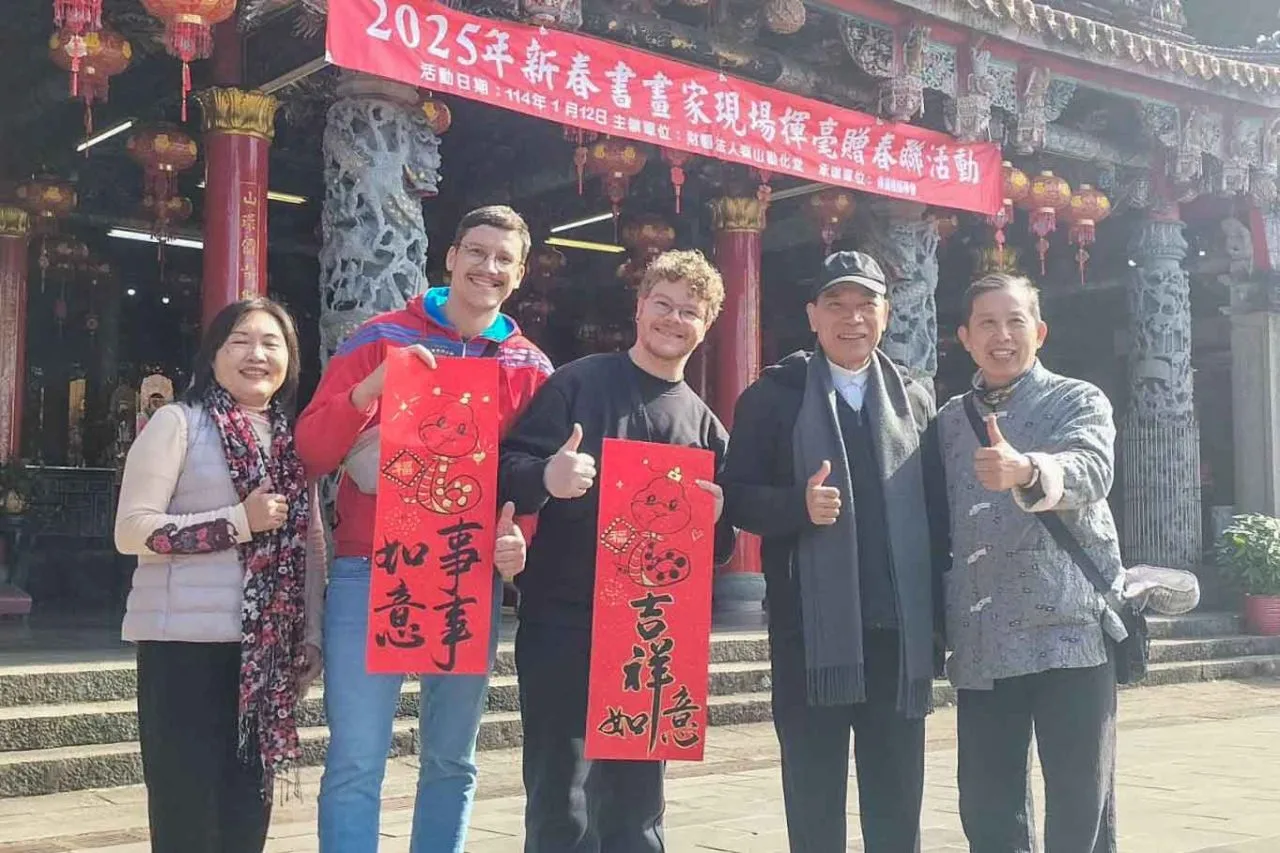 春節前各地寺廟、文化單位紛紛辦理送春聯活動,圖為獅頭山勸化堂新春揮毫送春聯,連老外也來索取。黃錦源提供