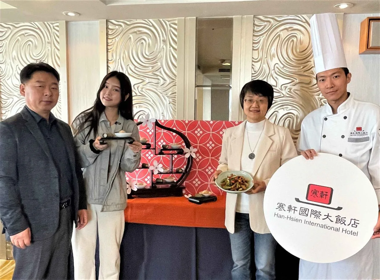客委會主委古秀妃驚喜合體「韓國女生Judy及Judy爸」大啖客家創意菜。客委會提供