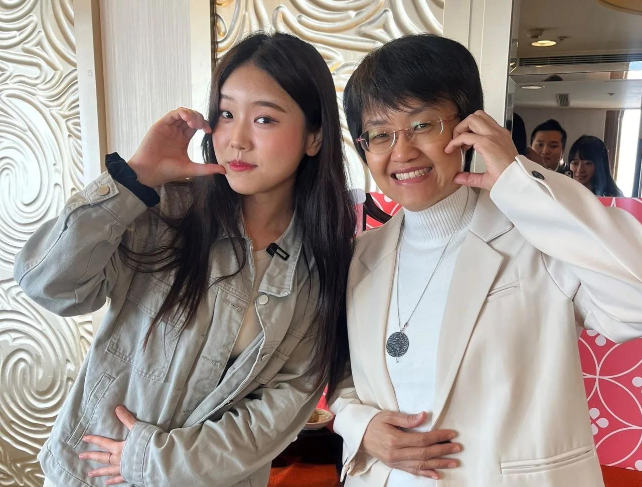 古秀妃與Judy共下手比愛心。客委會提供
