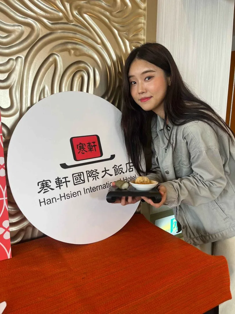 Judy來到客家小炒全國爭霸賽冠軍店。客委會提供