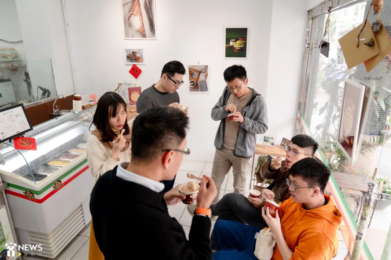 店內的小空間,客人就在店裏頭默默吃著自己喜歡的口味。朱愷元攝
