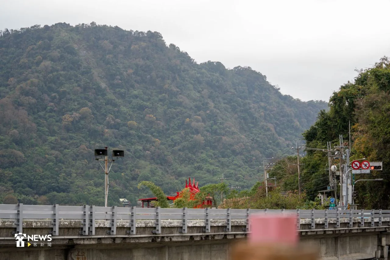 走在福興吊橋上,可以看見寬廣的大甲溪與高山。洪藝晅攝