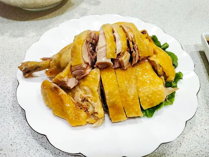 白斬雞沾桔醬,一般家庭還是當作年菜主菜。何來美攝
