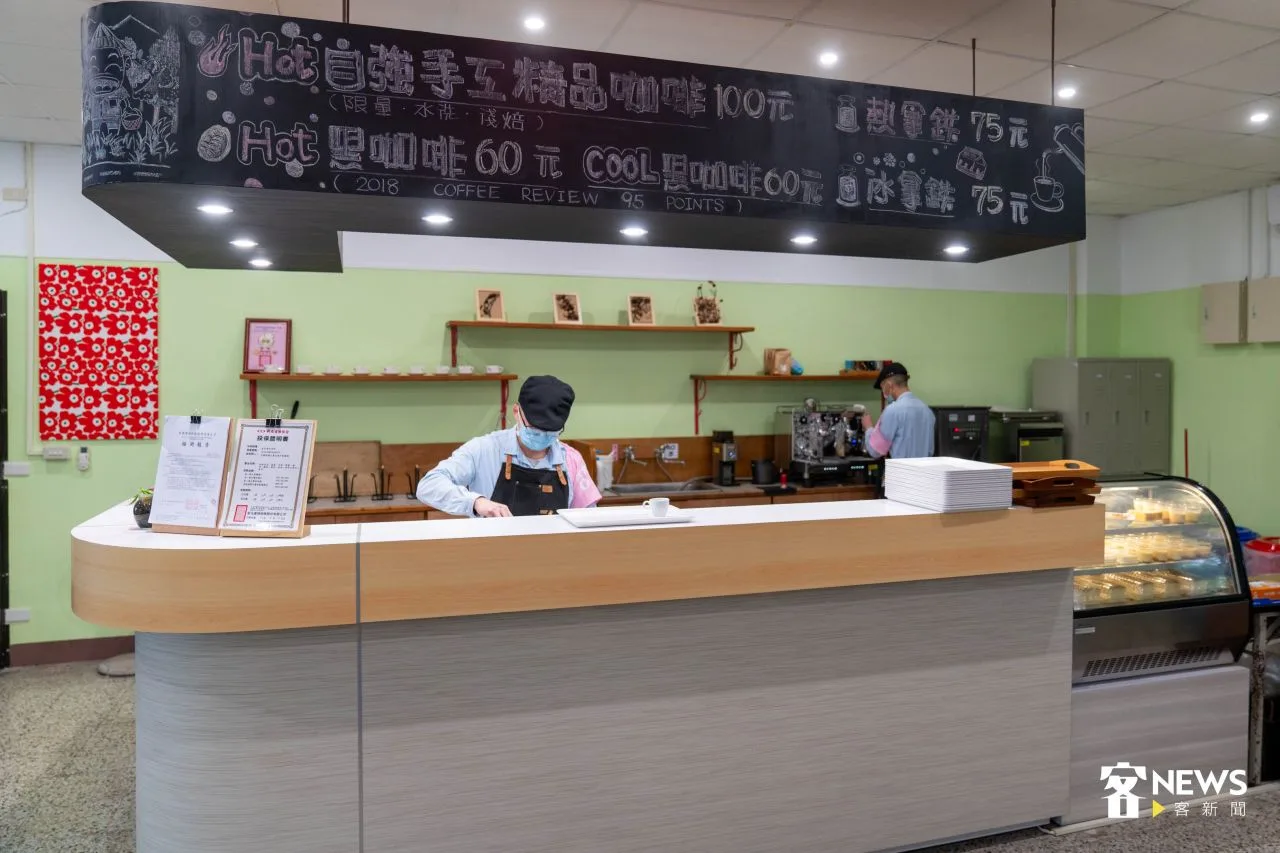 自強咖啡工坊由同學們擔任店員，為復歸社會作準備。范修語攝