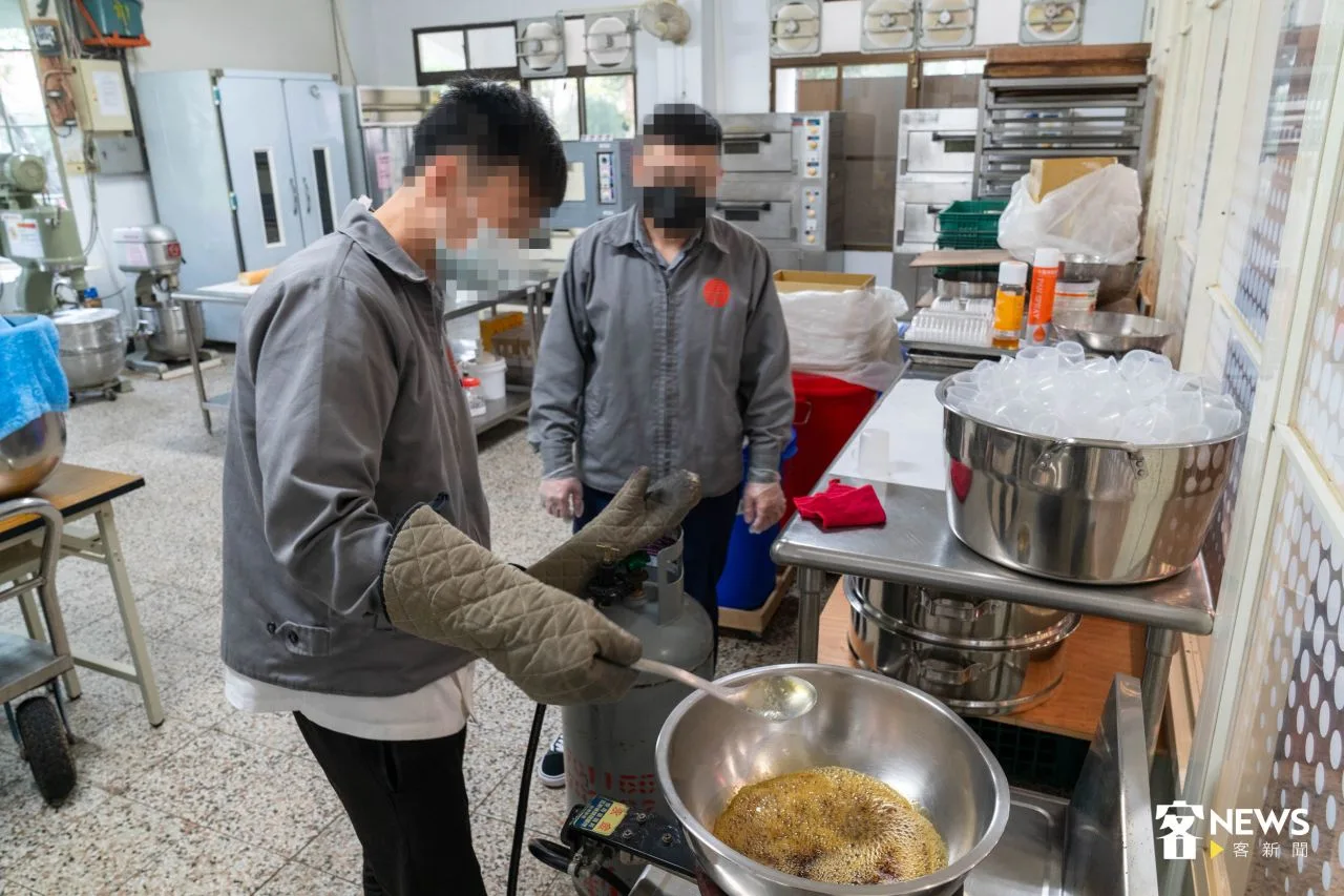 自強外役監同學熬製黑糖。范修語攝