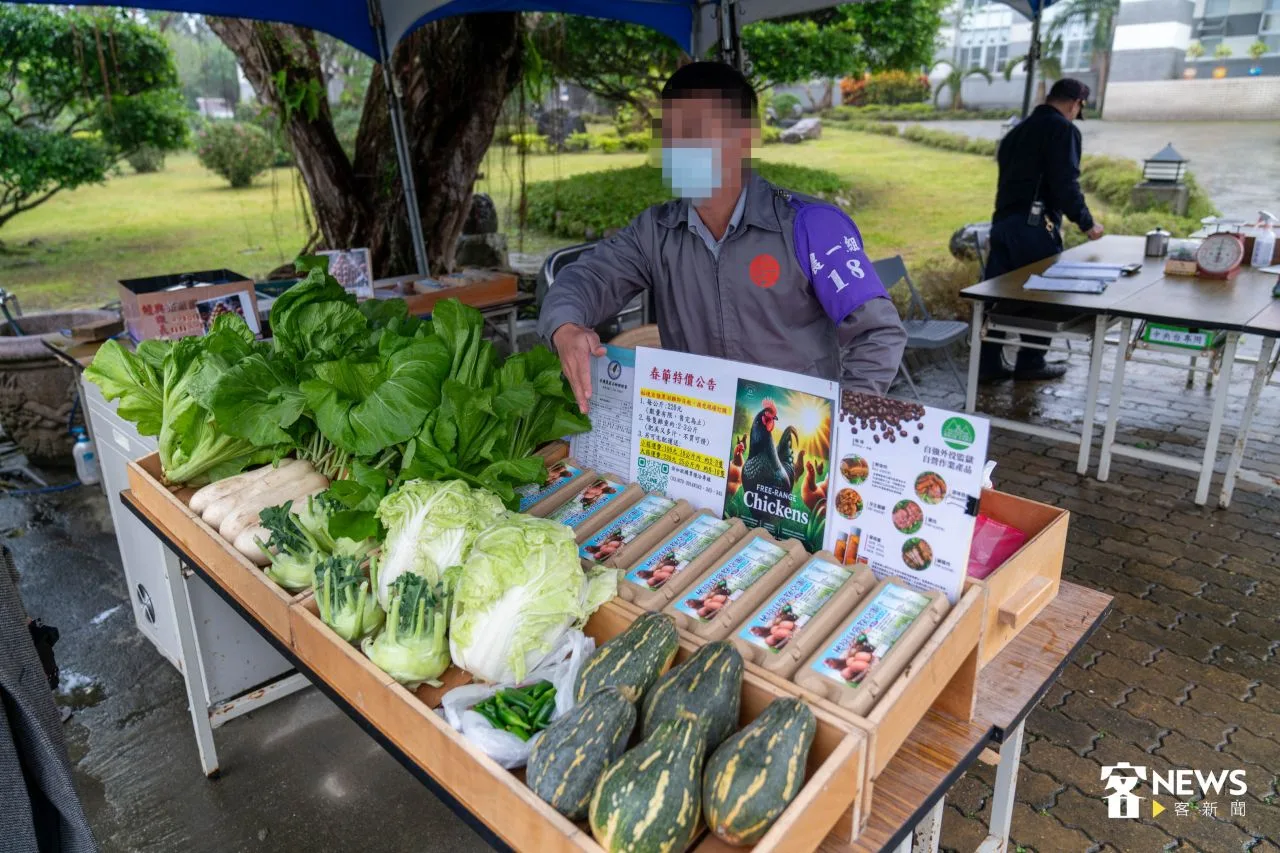 自強外役監門口花自強蔬果鋪亦由同學自主販售。范修語攝