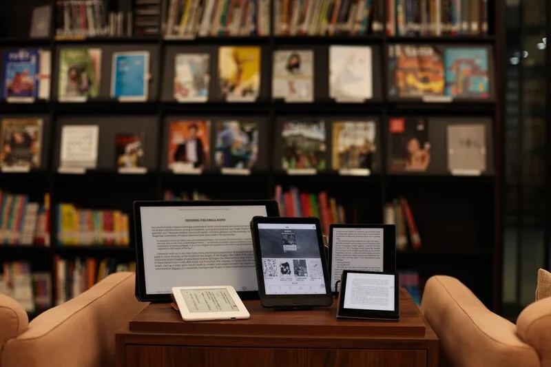 台北國際書展不只賣實體書，近來也成為電子書閱讀器廠商的必爭之地，如博客來網路書店今年推出首款閱讀器就以書展為發表會場，其餘廠商也進駐書展向讀者招手，開拓紙本外的閱讀世界。中央社