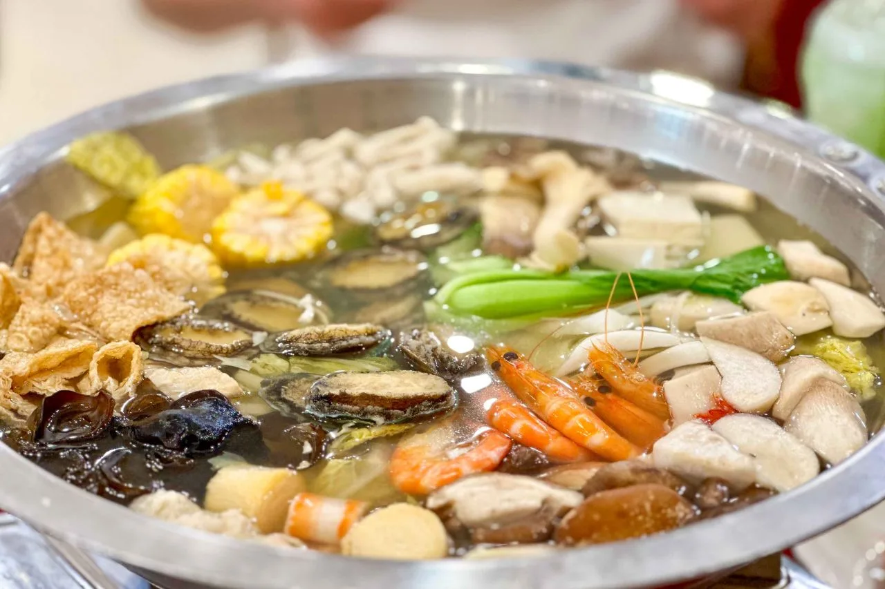 吃海鮮火鍋幾乎是為了吃螃蟹蝦子鮑魚花枝丸等甲殼類海鮮而來。